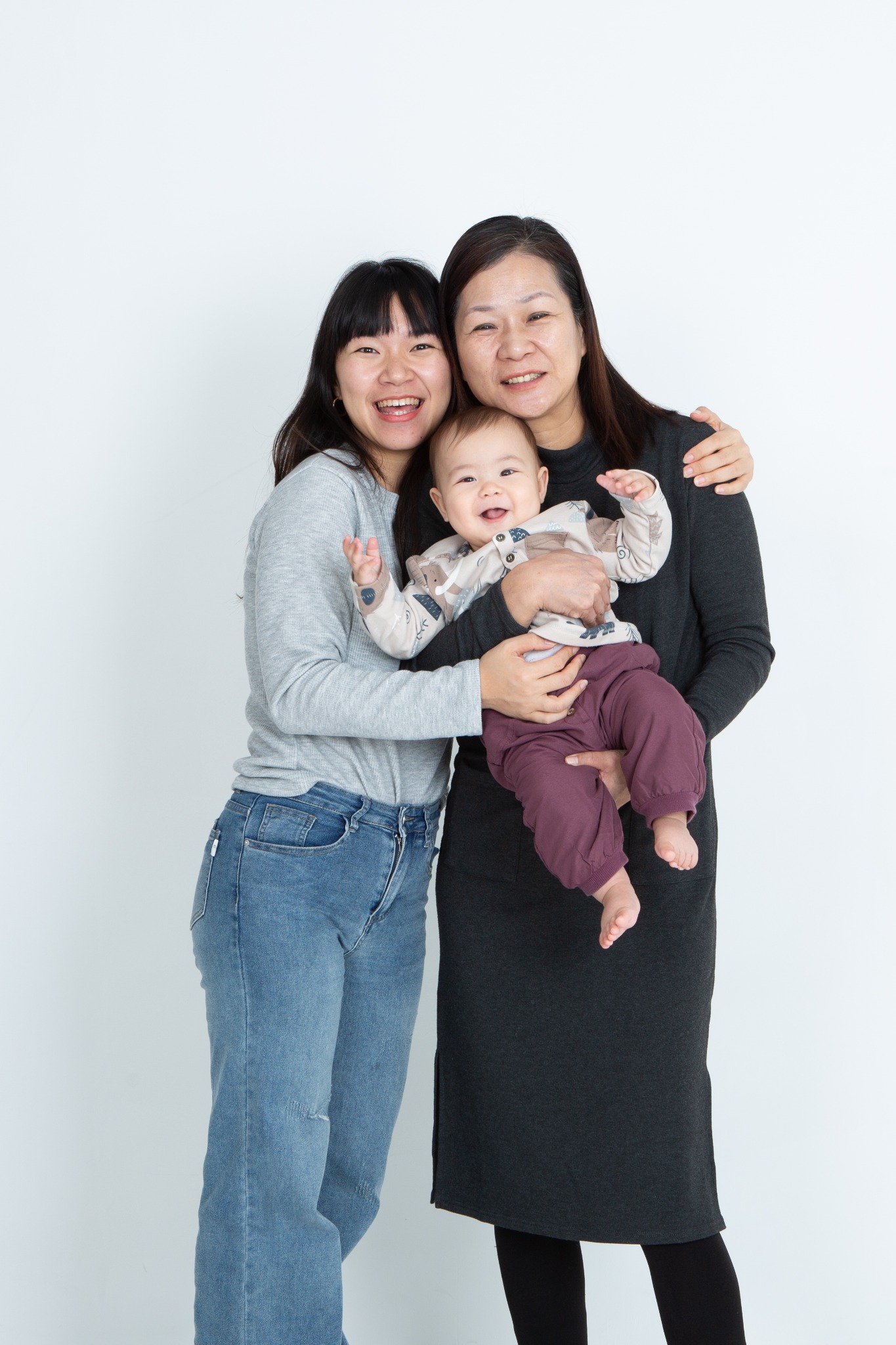 세 가족이 함께 웃으며 촬영한 자연스러운 가족사진