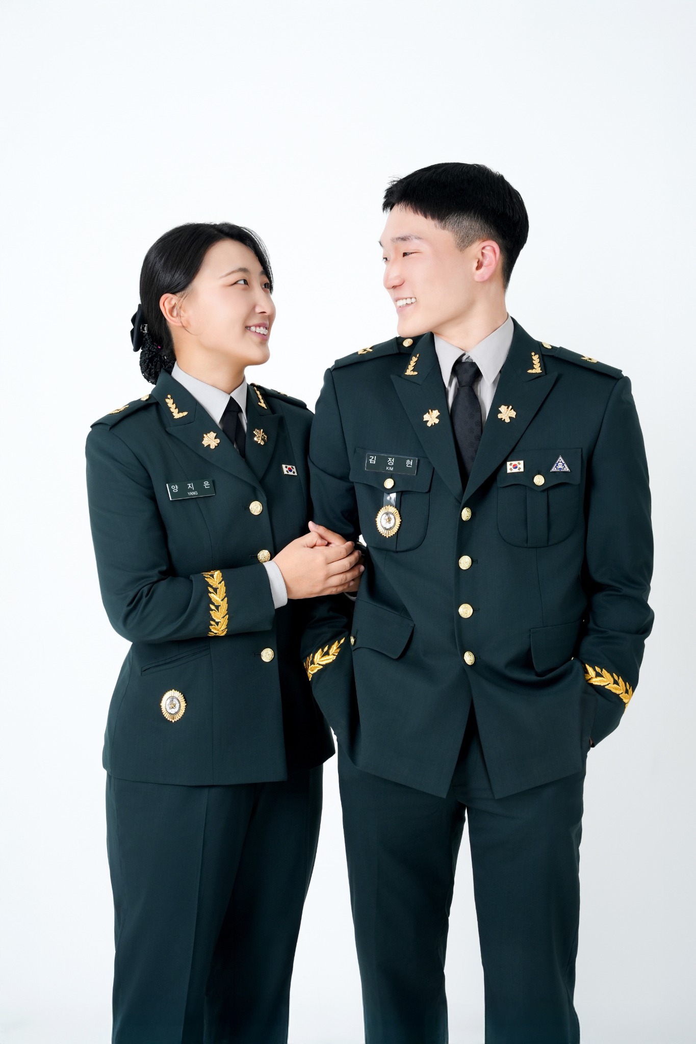 제복을 입은 두 사람이 마주 보며 웃는 우정사진