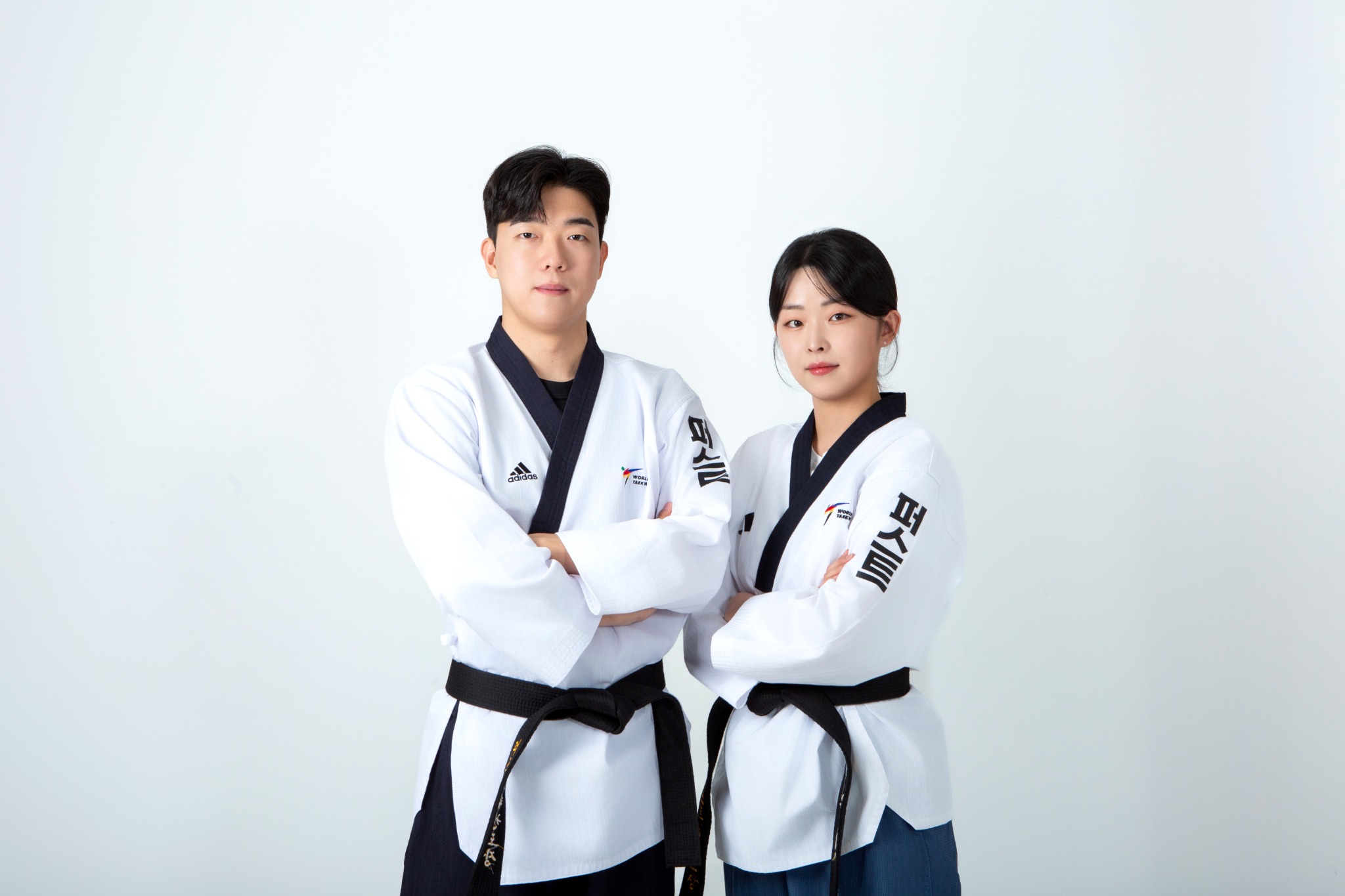 태권도복을 맞춰 입은 두 사람의 우정사진