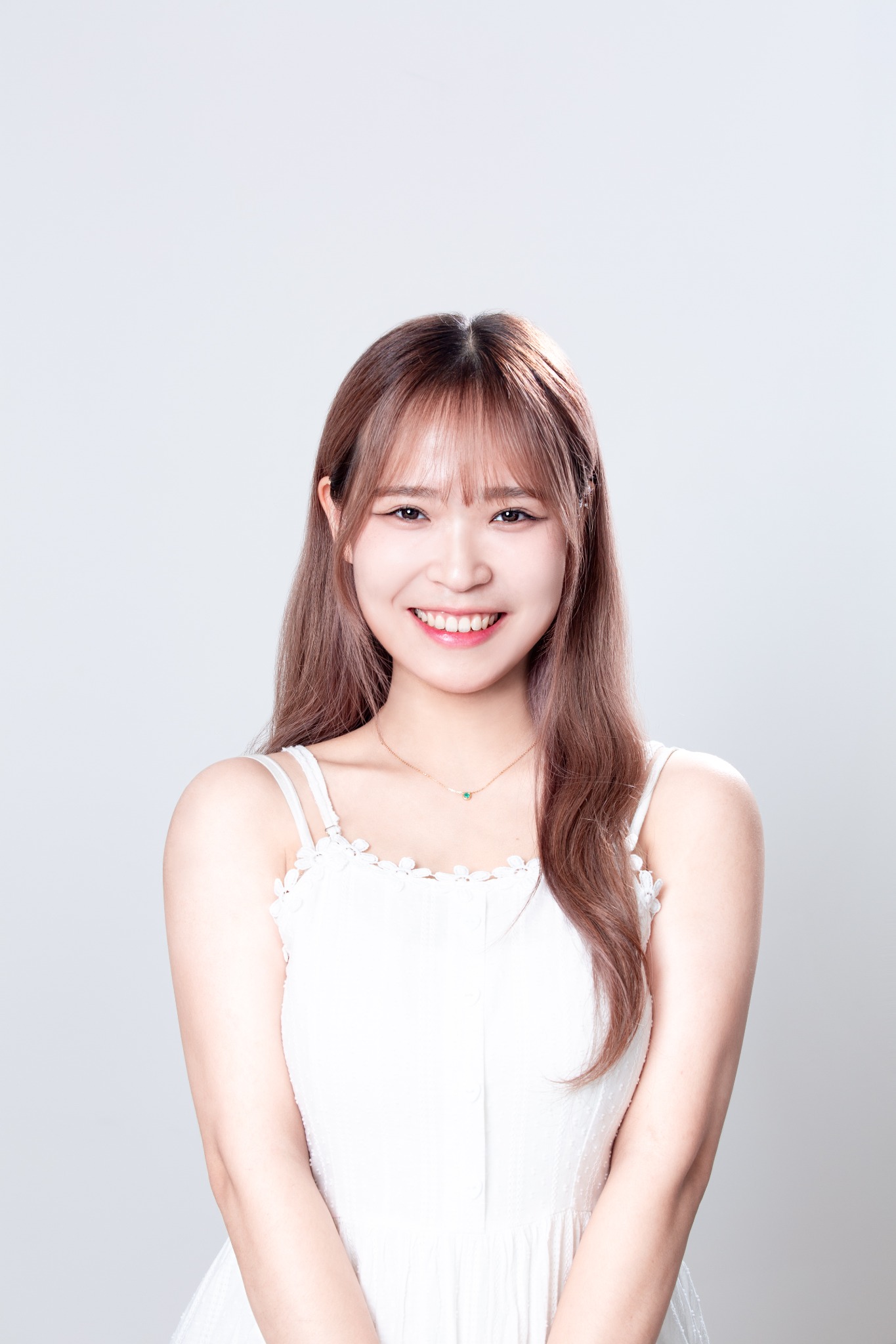 밝은 배경에서 촬영한 여성 상반신 프로필
