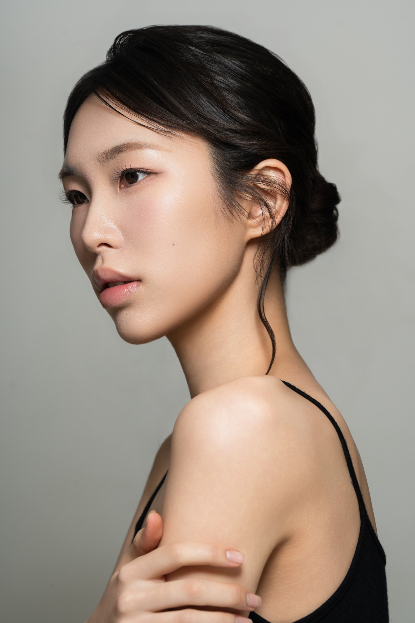 차분한 회색 배경의 여성 뷰티 프로필