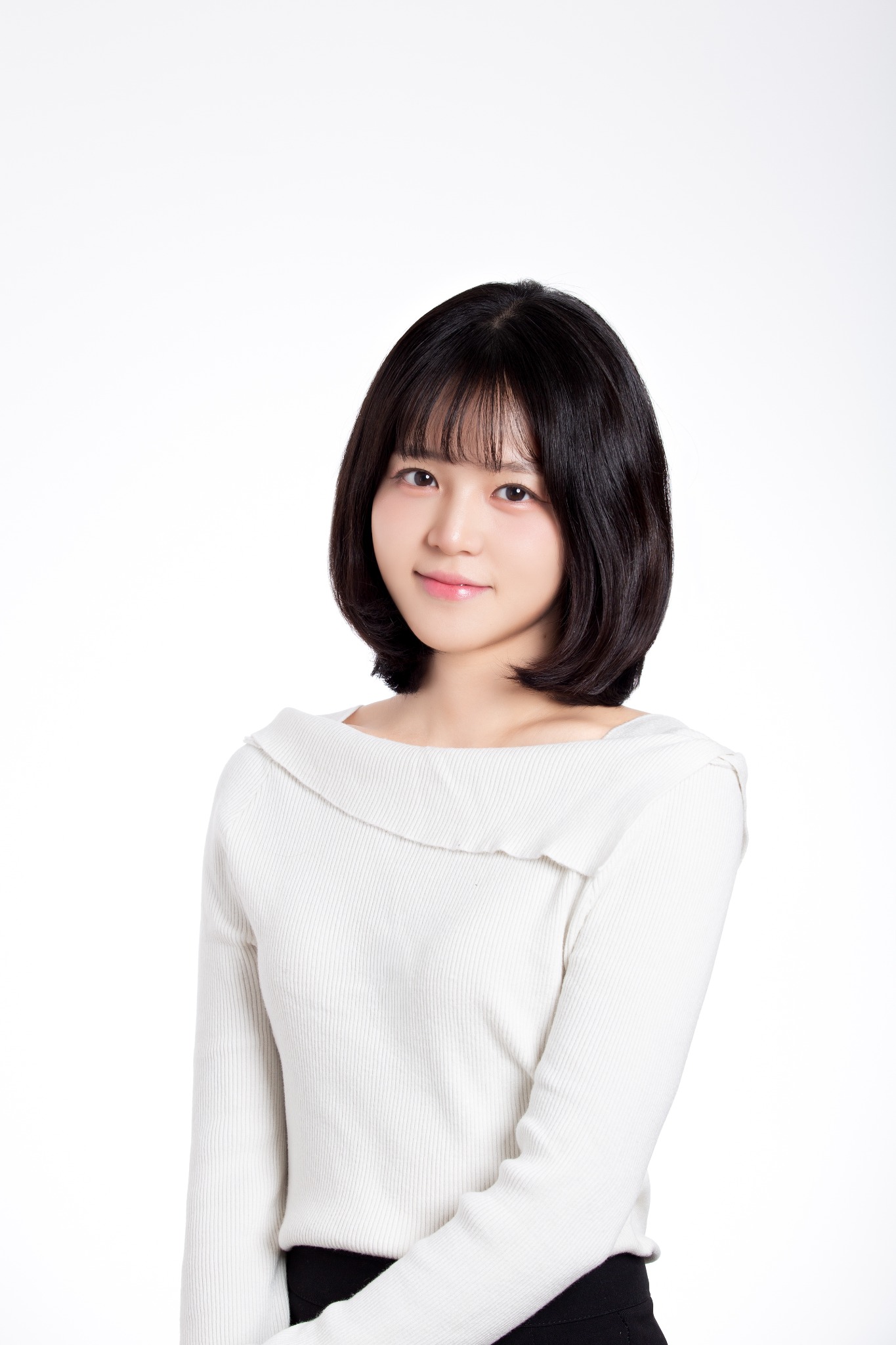 흰색 의상을 입은 여성 상반신 프로필