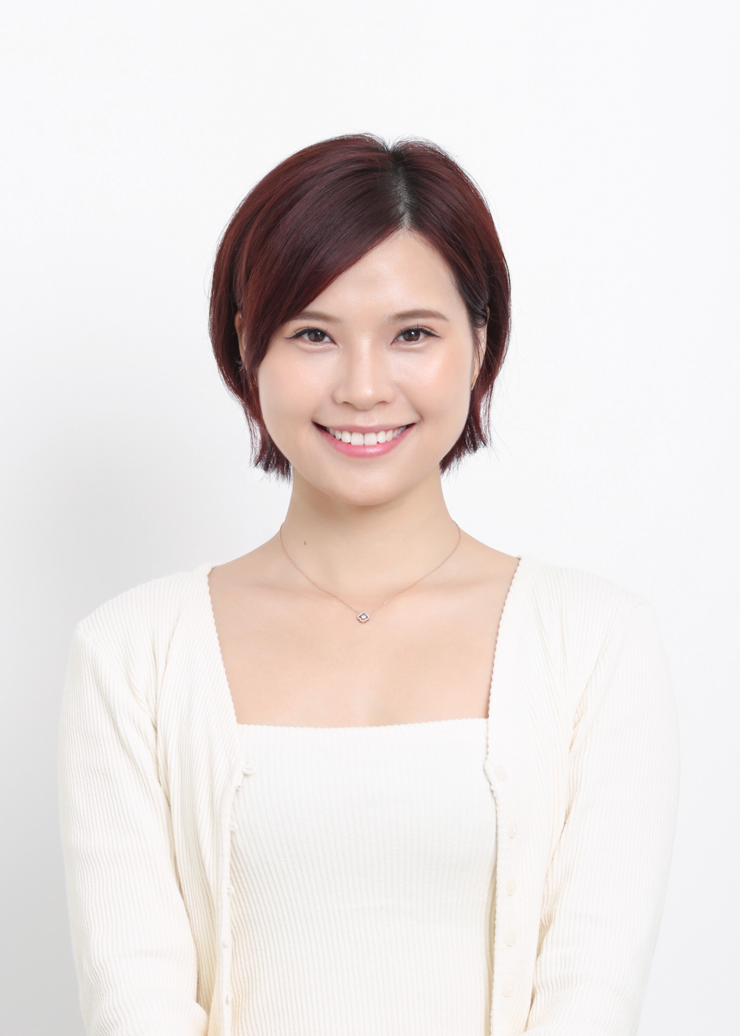 미소 짓는 여성의 밝은 상반신 프로필