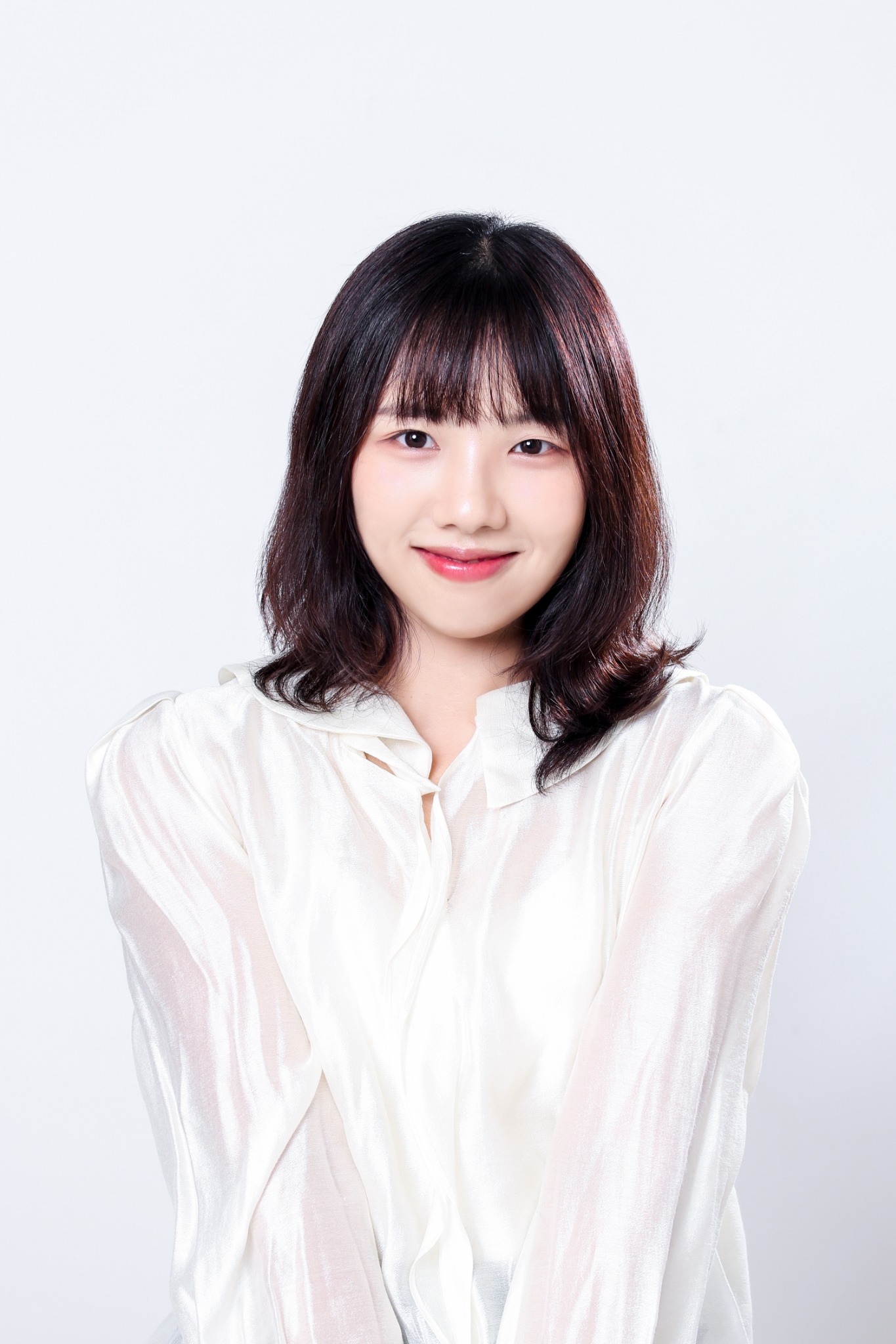 흰 블라우스를 입은 여성 상반신 프로필