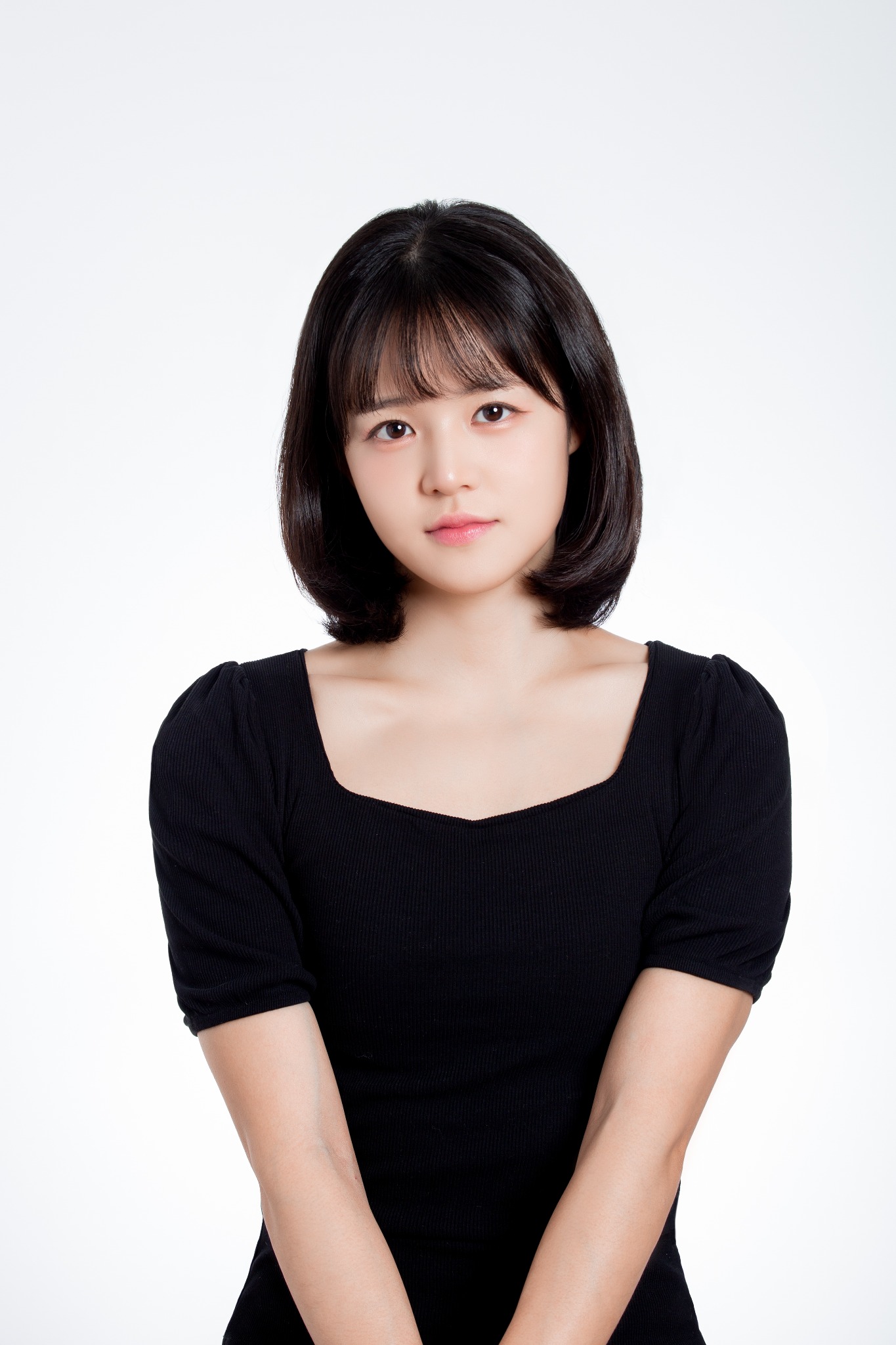 검은 의상을 입은 여성 상반신 프로필