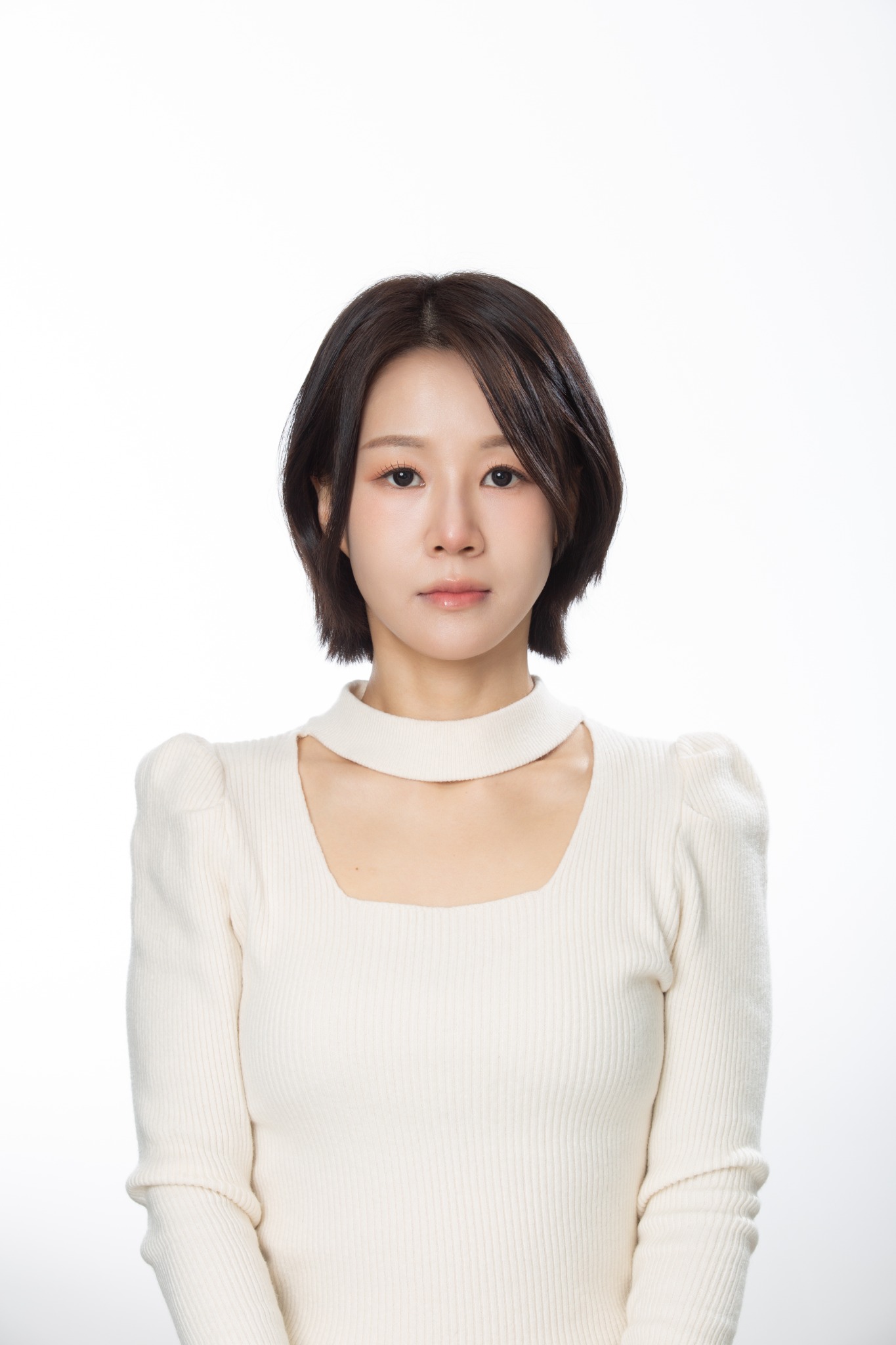 아이보리 의상을 입은 여성 상반신 프로필